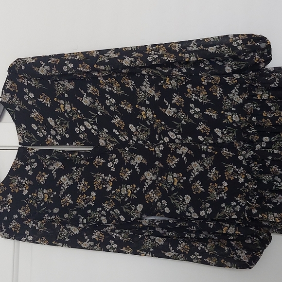 ASTR THE LABEL NEW Chiffon Floral V-Neck Midi Dress in Black Medium - Picture 6 of 8